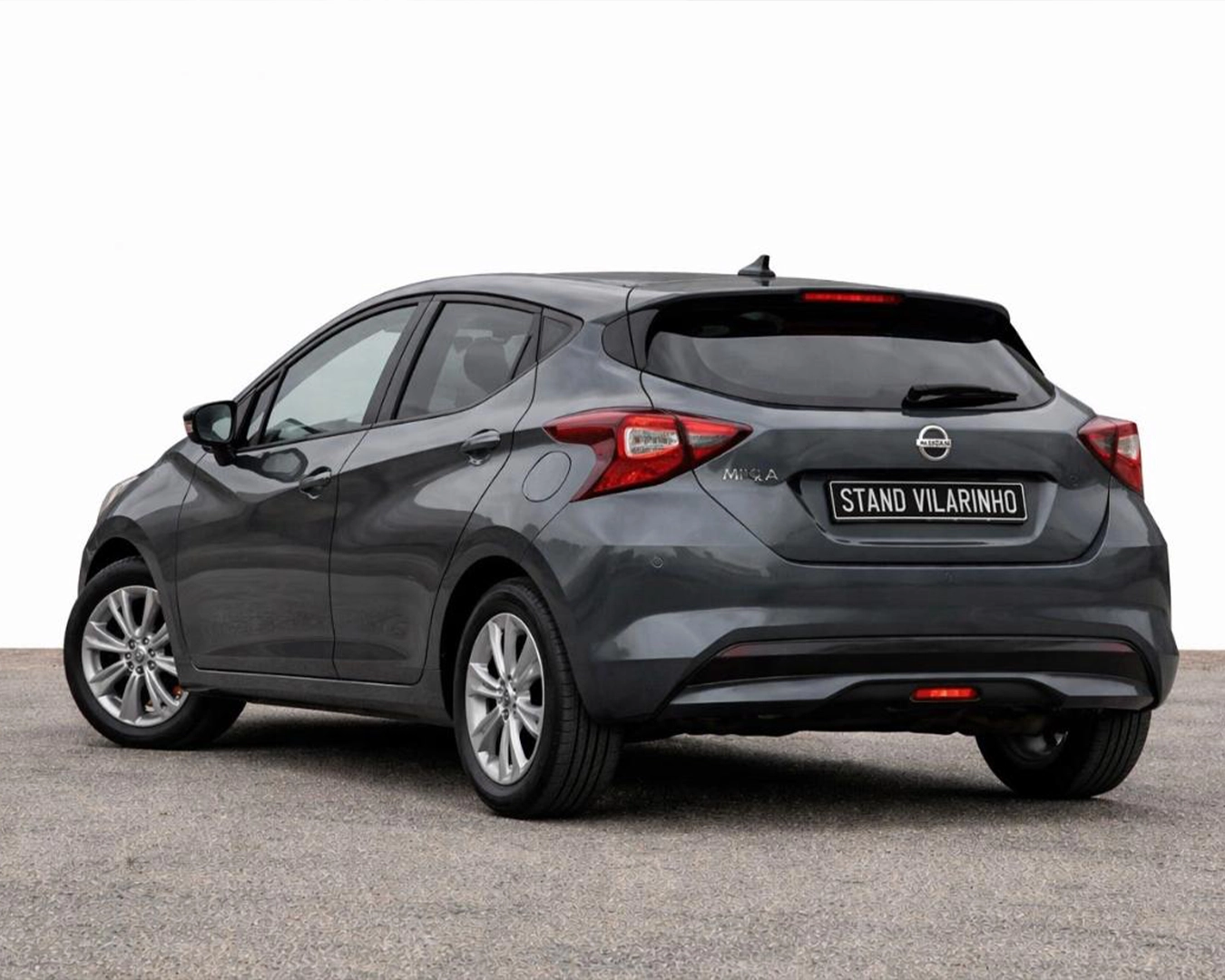 nissan tras